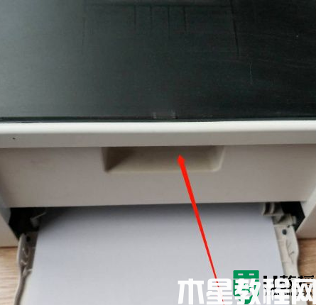 打印出來的紙上有黑條是什么原因_打印機打出來的紙是黑的如何解決