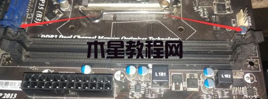 電腦內存條怎么拆卸和安裝 電腦內存條拆卸和安裝的方法(圖3)