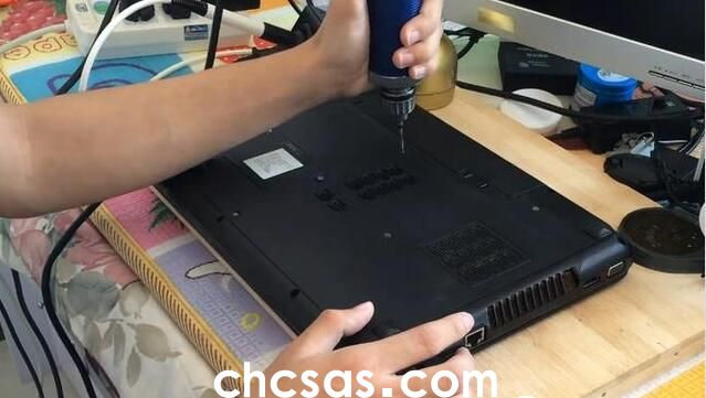 拆卸后蓋螺絲